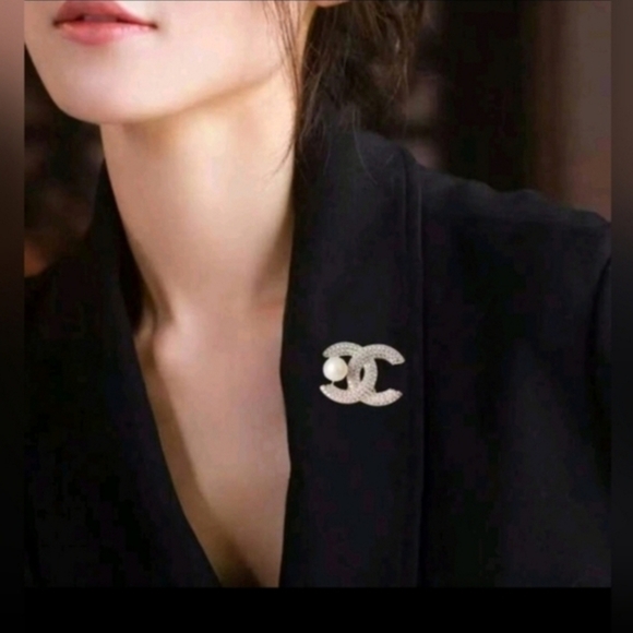 CHANEL Style Brooch - Picture 2 of 7